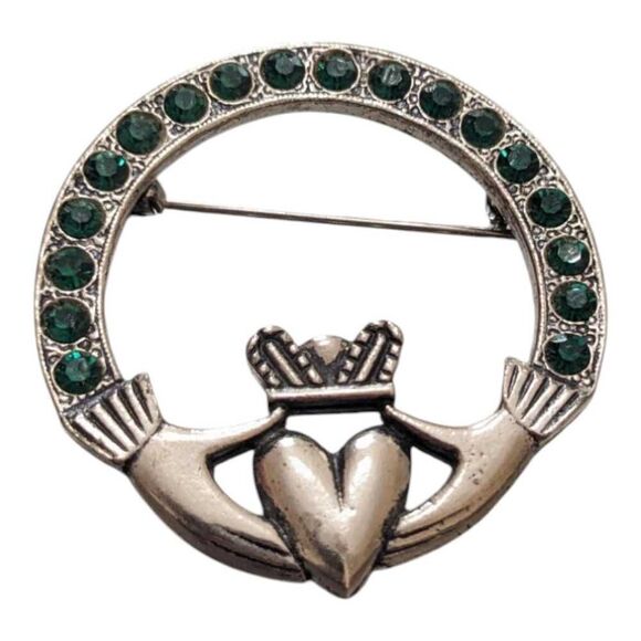 Vintage Claddagh Brooch Green Rhinestones Gold Tone Irish Heart Hands Crown 1.5” - Picture 1 of 3